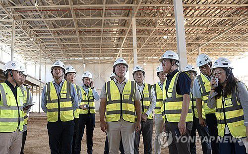 정의선 회장, 사우디아라비아 방문(서울=연합뉴스) 정의선 현대차그룹 회장과 호세 무뇨스 현대차 사장이 26일(현지시간) 사우디아라비아에서 현대차 사우디아라비아 생산법인(HMMME)을 방문, 박원균 HMMME 법인장에게 사우디 신공장 건설 진행 현황을 들으며 공장을 둘러보고 있다. 2025.10.28 [현대자동차·기아 제공. 재판매 및 DB 금지] photo@yna.co.kr