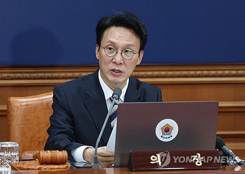 국무총리 모두발언(서울=연합뉴스) 신준희 기자 = 김민석 국무총리가 28일 정부서울청사에서 열린 국무회의에서 발언을 하고 있다. 2025.10.28 hama@yna.co.kr