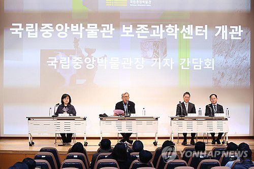 기자 간담회하는 유홍준 관장(서울=연합뉴스) 강민지 기자 = 유홍준 국립중앙박물관 관장이 28일 서울 용산구 국립중앙박물관에서 기자간담회를 하고 있다. 2025.10.28 mjkang@yna.co.kr