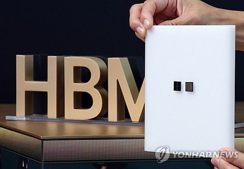 HBM4대전 본격 스타트(경주=연합뉴스) 이동해 기자 = 28일 경북 경주 엑스포공원 에어돔에서 열린 'K-테크 쇼케이스' SK 부스에서 관계자가 6세대 고대역폭 메모리인 HBM4를 소개하고 있다. 2025.10.28 eastsea@yna.co.kr