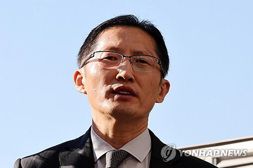'청산가리 막걸리' 무죄 받아낸 박준영 변호사(광주=연합뉴스) 정다움 기자 = 청산가리 막걸리 사건의 피고인 부녀가 사건 발생 16년 만에 재심에서 무죄를 선고받은 28일 오후 광주 동구 광주고등법원 앞에서 부녀 측 법률대리인 박준영 변호사가 소회를 밝히고 있다.     부녀는 2009년 독극물인 청산가리를 막걸리에 타 배우자이자 친모 등을 살해한 혐의로 기소돼 무기징역과 징역 20년을 각각 선고받아 대법원 확정판결까지 받았으나, 지난해 재심 개시가 결정돼 이날 무죄를 선고받았다. 2025.10.28 daum@yna.co.kr