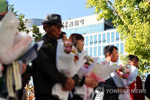 '16년 만에 무죄'(광주=연합뉴스) 정다움 기자 = 28일 오후 광주 동구 광주고등법원 앞에서 사건 발생 16년 만에 재심에서 무죄를 선고받은 청산가리 막걸리 사건 피고인들의 기자회견이 열리고 있다.     부녀는 2009년 독극물인 청산가리를 막걸리에 타 배우자이자 친모 등을 살해한 혐의로 기소돼 무기징역과 징역 20년을 각각 선고받아 대법원 확정판결까지 받았으나, 지난해 재심 개시가 결정돼 이날 무죄를 선고받았다. 2025.10.28 daum@yna.co.kr