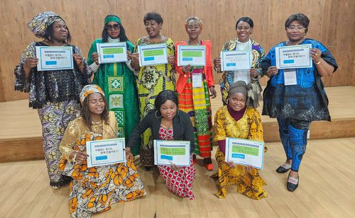 아프리카 전통 의상 입은 와이즈우먼협회. 아랫줄 맨 왼쪽이 도르카스 씨[도르카스 제공. 재판매 및 DB 금지]