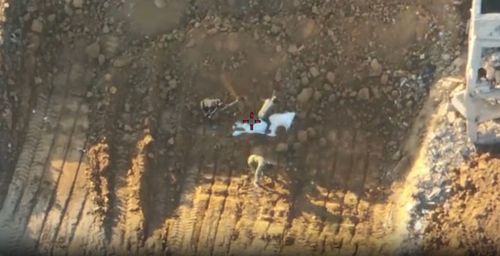 인질 시신 파묻는 하마스[이스라엘군 제공. 재판매 및 DB 금지]