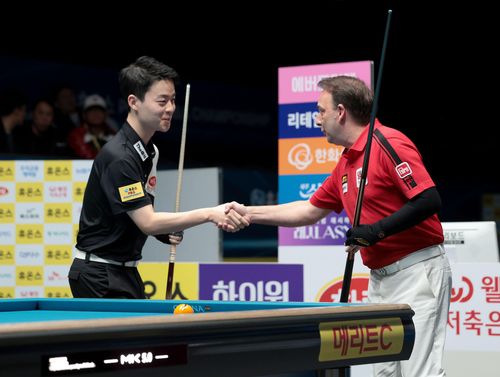 경기에 앞서 악수 나누는 김영원(왼쪽)과 산체스[PBA 제공. 재판매 및 DB 금지]