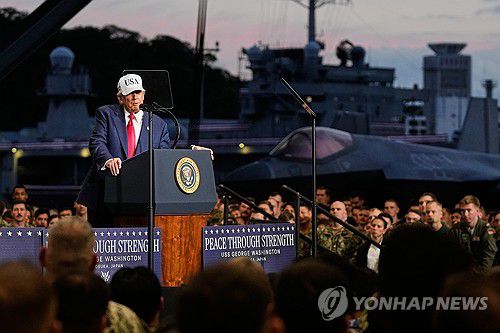 항공모함에서 연설중인 트럼프 대통령[AP 연합뉴스 자료사진]