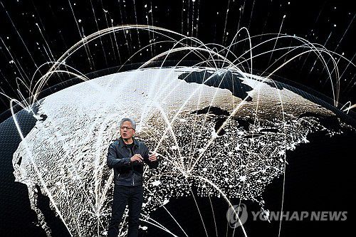 기조연설하는 젠슨 황 젠슨 황 엔비디아 최고경영자(CEO)가 28일(현지시간) 미국 워싱턴의 월터 E. 워싱턴컨벤션센터에서 열린 개발자행사(GTC)에서 기조연설을 하고 있다. (AP=연합뉴스)