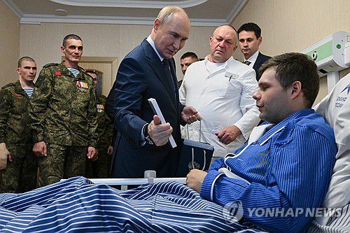 부상 군인 만난 푸틴 대통령[AP/크렘린풀 연합뉴스. 재판매 및 DB 금지]