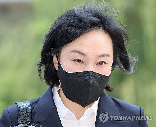 특검 출석하는 유경옥 전 행정관(서울=연합뉴스) 이진욱 기자 = 김건희 여사의 '문고리 3인방'으로 알려진 유경옥 전 행정관이 25일 서울 종로구 KT광화문빌딩에 마련된 김건희 여사 관련 의혹을 수사 중인 민중기 특별검사팀 사무실에 출석하고 있다. 2025.7.25 cityboy@yna.co.kr