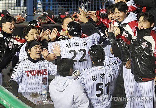 문보경의 싹쓸이 안타(서울=연합뉴스) 신준희 기자 = 27일 서울 잠실야구장에서 열린 2025 프로야구 한국시리즈 한화 이글스 대 LG 트윈스 2차전.      4회말 2사 만루 상황에서 LG 문보경이 친 3타점 2루타에 홈을 밟은 김현수와 홍창기가 동료들과 환호하고 있다. 2025.10.27 hama@yna.co.kr