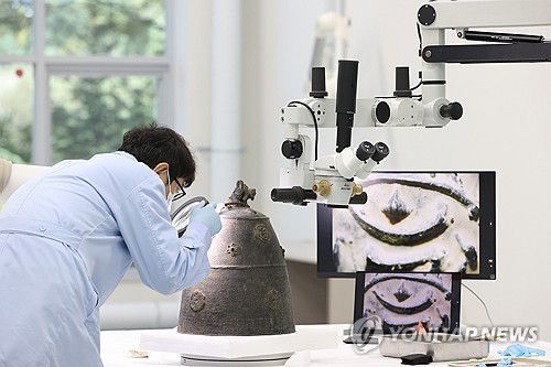 조선종 상태조사(서울=연합뉴스) 강민지 기자 = 28일 서울 용산구 국립중앙박물관에서 보존과학센터 금속실 관계자가 조선종 상태조사를 하고 있다. 센터는 국립중앙박물관 용산 이전 20주년을 맞아 개관했다. 2025.10.28 mjkang@yna.co.kr