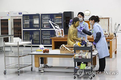 목재불상 건식세척(서울=연합뉴스) 강민지 기자 = 28일 서울 용산구 국립중앙박물관에서 보존과학센터 목재실 관계자들이 목재불상 건식세척을 하고 있다. 센터는 국립중앙박물관 용산 이전 20주년을 맞아 개관했다. 2025.10.28 mjkang@yna.co.kr