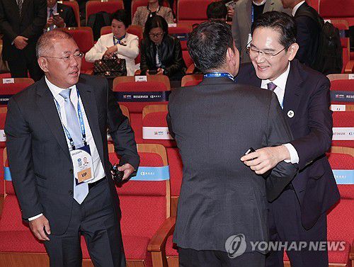 인사 나누는 이재용 회장과 정용진 회장(경주=연합뉴스) 한상균 기자 = 이재용 삼성전자 회장(오른쪽)과 정용진 신세계그룹 회장이 29일 경북 경주예술의전당에서 열린 'APEC CEO(최고경영자) 서밋'에서 포옹하며 인사하고 있다.      왼쪽은 정의선 현대차그룹 회장. 2025.10.29 xyz@yna.co.kr
