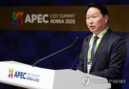 APEC CEO 서밋 개회사하는 최태원 회장(경주=연합뉴스) 한상균 기자 = 최태원 대한상공회의소 회장 겸 SK그룹 회장이 29일 경북 경주예술의전당에서 열린 'APEC CEO(최고경영자) 서밋'에서 개회사를 하고 있다. 2025.10.29 xyz@yna.co.kr