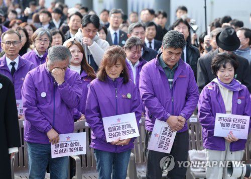 이태원 참사 3주기 기억식(서울=연합뉴스) 류영석 기자 = 29일 서울 광화문광장에서 열린 10.29 이태원 참사 3주기 기억식에서 유가족들이 추모 묵념을 하고 있다. 2025.10.29 ondol@yna.co.kr