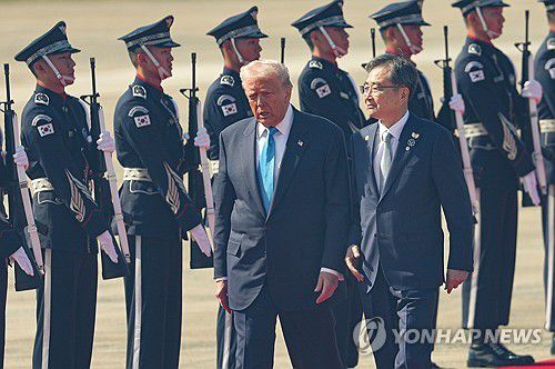APEC 트럼프 미국 대통령 한국 도착(부산=연합뉴스) 이동해 기자 = 경주 APEC을 계기로 국빈 방한하는 도널드 트럼프 미국 대통령이 29일 부산 김해국제공항에 도착해 조현 외교부 장관과 의장대 사이를 걷고 있다. 2025.10.29 eastseer@yna.co.kr