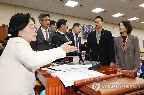 국민의힘 의원들로부터 사퇴요구 받는 최민희 위원장(서울=연합뉴스) 박동주 기자 = 29일 서울 여의도 국회 과학기술정보방송통신위원회에서 열린 과학기술정보통신부 등에 대한 종합감사에서 최민희 위원장이 최수진 의원 등 국민의힘 의원들로부터 사퇴요구를 받고 있다. 2025.10.29 pdj6635@yna.co.kr