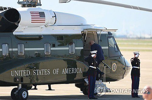 APEC 마린원 탑승하는 트럼프 미국 대통령(부산=연합뉴스) 손형주 기자 = 경주 APEC을 계기로 국빈 방한하는 도널드 트럼프 미국 대통령이 29일 부산 김해국제공항에 도착해 전용헬기 마린원에 탑승하고 있다. 2025.10.29 handbrother@yna.co.kr