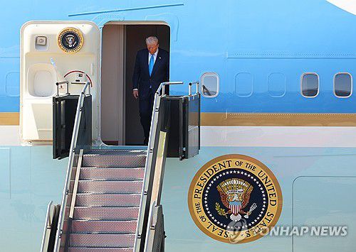 APEC 트럼프 미국 대통령 한국 도착(부산=연합뉴스) 손형주 기자 = 경주 APEC을 계기로 국빈 방한하는 도널드 트럼프 미국 대통령이 29일 부산 김해국제공항에 도착해 전용기인 에어포스원에서 내리고 있다. 2025.10.29 handbrother@yna.co.kr