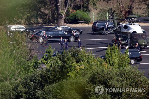 트럼프 미 대통령 탑승 마린원 경주보문관광단지 도착(경주=연합뉴스) 신현우 기자 = 도널드 트럼프 미국 대통령이 29일 전용 헬기 마린원을 타고 2025 경주 아시아태평양경제협력체(APEC) 정상회의장이 있는 경북 경주시 보문관광단지 한 헬기장에 도착하고 있다. 2025.10.29 nowwego@yna.co.kr