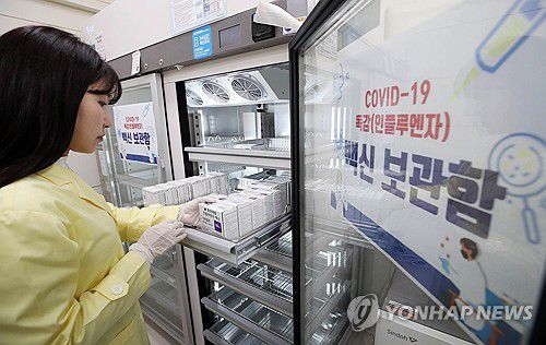 백신 수량 확인하는 광주 북구보건소(광주=연합뉴스) 29일 오전 광주 북구 보건소에서 직원이 신종 코로나바이러스 감염증(코로나19) 백신과 독감 백신 수량을 확인하고 있다. 2025.10.29 [광주 북구 제공. 재판매 및 DB 금지] daum@yna.co.kr