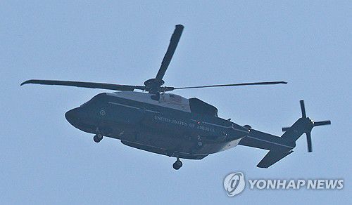 경주 향하는 마린원(경주=연합뉴스) 한종찬 기자 = 경주 APEC을 계기로 국빈 방한한 도널드 트럼프 미국 대통령이 탑승한 전용헬기 마린원이 29일 경북 경주시 상공에서 비행하고 있다. 2025.10.29 saba@yna.co.kr