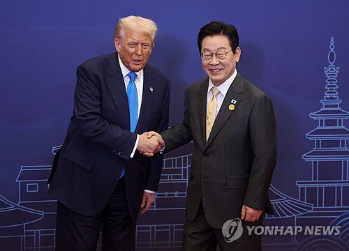 트럼프 대통령 영접하는 이재명 대통령(경주=연합뉴스) 김도훈 기자 = 이재명 대통령이 29일 경북 경주 힐튼호텔 그랜드볼룸에서 열린 대통령 주최 정상 특별만찬에 앞서 도널드 트럼프 미국 대통령을 영접하고 있다. 2025.10.29 superdoo82@yna.co.kr