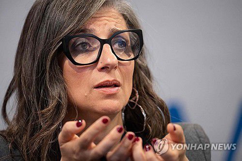 알바네제 유엔 팔레스타인 점령지 특별보고관(케이프타운 AFP=연합뉴스) 2025년 10월 28일 남아프리카공화국 케이프타운에서 미국 뉴욕 유엔본부로 중계되는 영상연설을 통해 '가자 집단학살: 집단적 범죄' 보고서의 내용을 발표하는 프란체스카 알바네제 유엔 팔레스타인 점령지 특별보고관. (Photo by RODGER BOSCH / AFP) 2025.10.30.