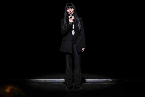 '한스 판 마넨×허용순' 프레스콜허용순 안무가가 30일 세종문화회관 M씨어터에서 열린 '한스 판 마넨×허용순' 프레스콜에서 자신이 안무한 '언더 더 트리즈 보이시스'를 설명하고 있다. 2025.10.30 [세종문화회관 제공. 재판매 및 DB금지]