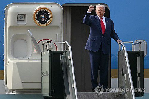 미중 정상회담 마치고 미국으로 향하는 트럼프 대통령[AFP=연합뉴스. 재판매 및 DB 금지]