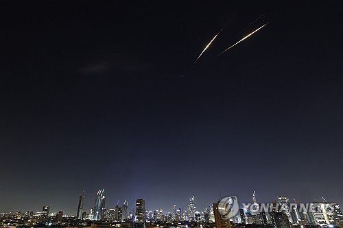 지난 6월 18일 이스라엘 텔아비브 상공에서 포착된 이란 탄도미사일.[EPA=연합뉴스. 재판매 및 DB 금지]