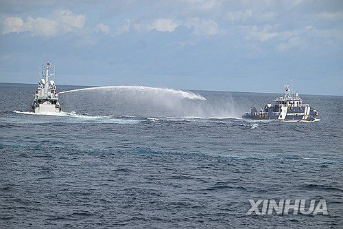 남중국해를 운항하는 필리핀 선박에 물대포를 쏘고 있는 중국 해안경비대[신화 연합뉴스 자료사진]