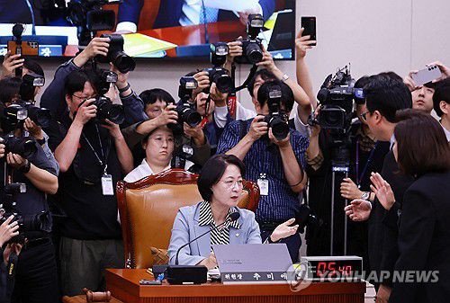 국민의힘, 법사위 국감 진행 항의(서울=연합뉴스) 홍해인 기자 = 곽규택, 나경원 의원 등 국회 법제사법위원회 소속 국민의힘 의원들이 13일 서울 여의도 국회에서 열린 대법원 등에 대한 국정감사 진행과 관련해 추미애 법사위원장 자리로 찾아와 항의하고 있다. 2025.10.13 hihong@yna.co.kr