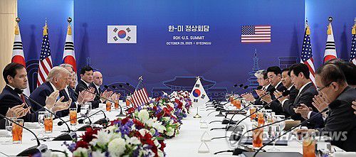 경주에서 다시 모인 한미 정상(경주=연합뉴스) 한상균 기자 = 이재명 대통령과 도널드 트럼프 미국 대통령이 29일 경북 경주박물관에서 한미 정상회담을 하고 있다. 2025.10.29 [대통령실통신사진기자단] xyz@yna.co.kr