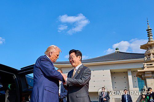 트럼프 대통령 맞이하는 이재명 대통령(경주=연합뉴스) 이재명 대통령이 29일 한미 정상회담이 열리는 경북 경주박물관에 도착한 도널드 트럼프 미국 대통령을 맞이하고 있다. 2025.10.29 [대통령실 제공. 재판매 및 DB 금지] photo@yna.co.kr