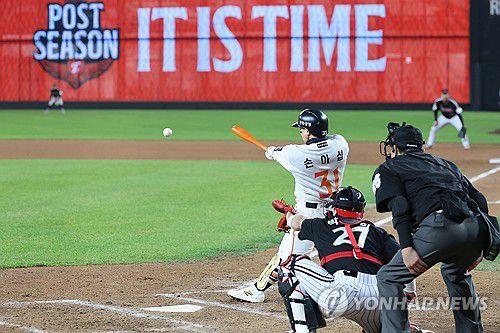 손아섭 안타(대전=연합뉴스) 서대연 기자 = 29일 대전 한화생명 볼파크에서 열린 2025 프로야구 KBO리그 포스트시즌 한국시리즈 3차전 LG 트윈스와 한화 이글스의 경기.      8회말 무사 2루 한화 손아섭이 안타를 치고 있다. 2025.10.29 dwise@yna.co.kr