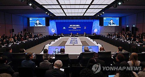 APEC 합동각료회의(AMM) 본회의 개회(경주=연합뉴스) 한종찬 기자 = 여한구 산업통상부 통상교섭본부장이 30일 경주 소노캄에서 열린  APEC 합동각료회의(AMM) 본회의에서 개회사를 하고 있다. 2025.10.30 saba@yna.co.kr