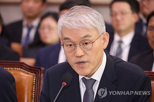 답변하는 천대엽 법원행정처장(서울=연합뉴스) 박동주 기자 = 천대엽 법원행정처장이 30일 서울 여의도 국회 법제사법위원회에서 열린 종합감사에서 답변하고 있다. 2025.10.30 pdj6635@yna.co.kr