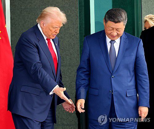 미중 정상회담 종료(부산=연합뉴스) 손형주 기자 = 도널드 트럼프 미국 대통령과 시진핑 중국 국가주석이 30일 부산 김해공군기지 의전실 나래마루에서 미중 정상회담을 마친 뒤 회담장을 나서고 있다. 2025.10.30 handbrother@yna.co.kr