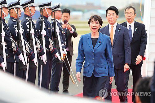 APEC 참석 다카이치 일본 총리 한국 도착(부산=연합뉴스) 손형주 기자 = 경주 APEC 정상회의 참석을 위해 방한한 다카이치 사나에 일본 총리가 30일 부산 김해국제공항에 도착하고 있다.  2025.10.30 handbrother@yna.co.kr