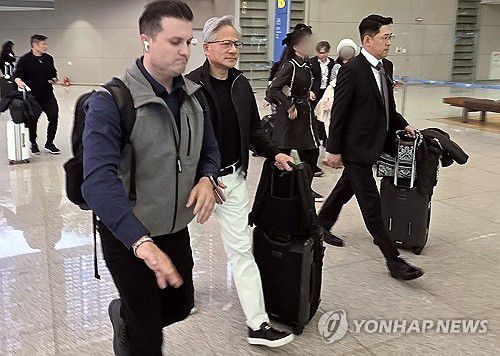 엔비디아 젠슨 황, 인천공항 입국…15년만에 방한(영종도=연합뉴스) 나확진 기자 = 아시아태평양경제협력체(APEC) 정상회의를 계기로 방한하는 젠슨 황 엔비디아 최고경영자(CEO)가 30일 인천국제공항을 통해 입국하고 있다. 2025.10.30 rao@yna.co.kr