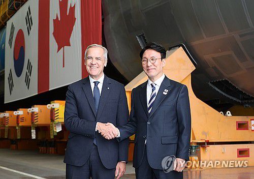 악수하는 한-캐나다 총리(거제=연합뉴스) 이정훈 기자 = 김민석 국무총리와 마크 카니 캐나다 총리가 30일 경남 거제 한화오션 거제조선소에서 장영실함을 시찰한 뒤 악수하고 있다.  2025.10.30 uwg806@yna.co.kr