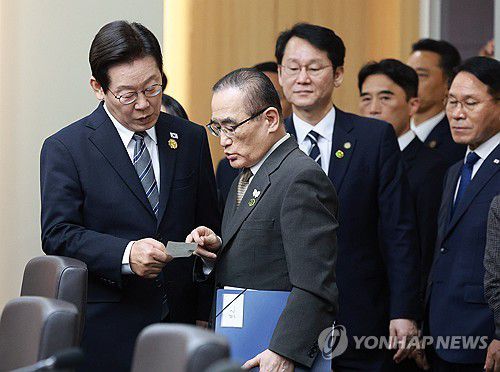 메모 확인하는 이재명 대통령(경주=연합뉴스) 한상균 기자 = 이재명 대통령이 30일 경북 경주 APEC 정상회의장에서 열린 한-베트남 정상회담에 앞서 위성락 안보실장이 전달한 메모를 확인하고 있다. 2025.10.30 [대통령실통신사진기자단] xyz@yna.co.kr