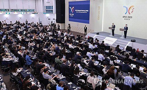 APEC 합동각료회의(AMM) 기자회견에 쏠린 눈(경주=연합뉴스) 한종찬 기자 =  조현 외교부 장관(왼쪽)과 여한구 산업통상부 통상교섭본부장이 30일 경주 국제미디어센터에서 열린 APEC 합동각료회의(AMM) 기자회견에서 취재진 질문에 답하고 있다. 2025.10.30 saba@yna.co.kr