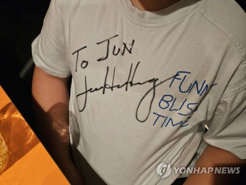 젠슨 황의 사인받은 어린이(서울=연합뉴스) 젠슨 황 엔비디아 최고경영자가 30일 서울 강남구 깐부치킨에서 사인한 어린이의 티셔츠.      이날 젠슨 황은 이재용 삼성전자 회장, 정의선 현대자동차그룹 회장과 치킨집에서 회동을 했다. 2025.10.30 [독자 제공. 재판매 및 DB금지] photo@yna.co.kr