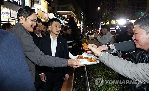 치킨 나눠주는 이재용 회장(서울=연합뉴스) 이진욱 기자 = 이재용 삼성전자 회장이 30일 서울 삼성동 한 치킨집에서 진행된 회동 중 시민에게 치킨과 감자튀김을 나눠주고 있다. 2025.10.30 [공동취재] cityboy@yna.co.kr