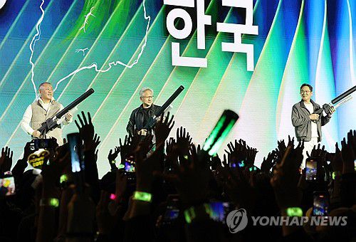 무대 오른 젠슨 황-이재용-정의선(서울=연합뉴스) 이진욱 기자 = 젠슨 황 엔비디아 최고경영자와 이재용 삼성전자 회장, 정의선 현대차그룹 회장이 30일 서울 코엑스에서 열린 엔비디아의 그래픽카드(GPU) '지포스' 출시 25주년 행사 단상에 올라 퍼포먼스를 하고 있다. 2025.10.30 cityboy@yna.co.kr