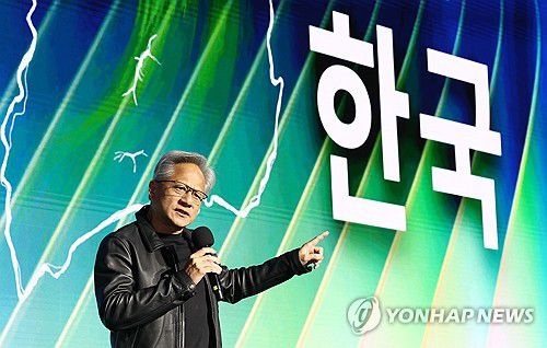 발언하는 젠슨 황(서울=연합뉴스) 이진욱 기자 = 젠슨 황 엔비디아 최고경영자가 30일 서울 코엑스에서 열린 엔비디아의 그래픽카드(GPU) '지포스' 출시 25주년 행사에서 단상에 올라 발언하고 있다. 2025.10.30 [공동취재] cityboy@yna.co.kr