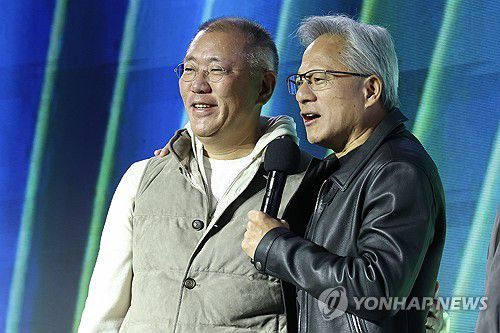 무대 오른 젠슨 황-정의선(서울=연합뉴스) 이진욱 기자 = 젠슨 황 엔비디아 최고경영자와 정의선 현대차그룹 회장이 30일 서울 코엑스에서 열린 엔비디아의 그래픽카드(GPU) '지포스' 출시 25주년 행사에서 단상에 올라 있다. 2025.10.30 [공동취재] cityboy@yna.co.kr