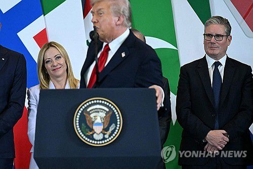 가자 평화 정상회의에서 연설하는 도널드 트럼프(가운데) 미국 대통령[AFP 연합뉴스 자료사진. 재판매 및 DB 금지]